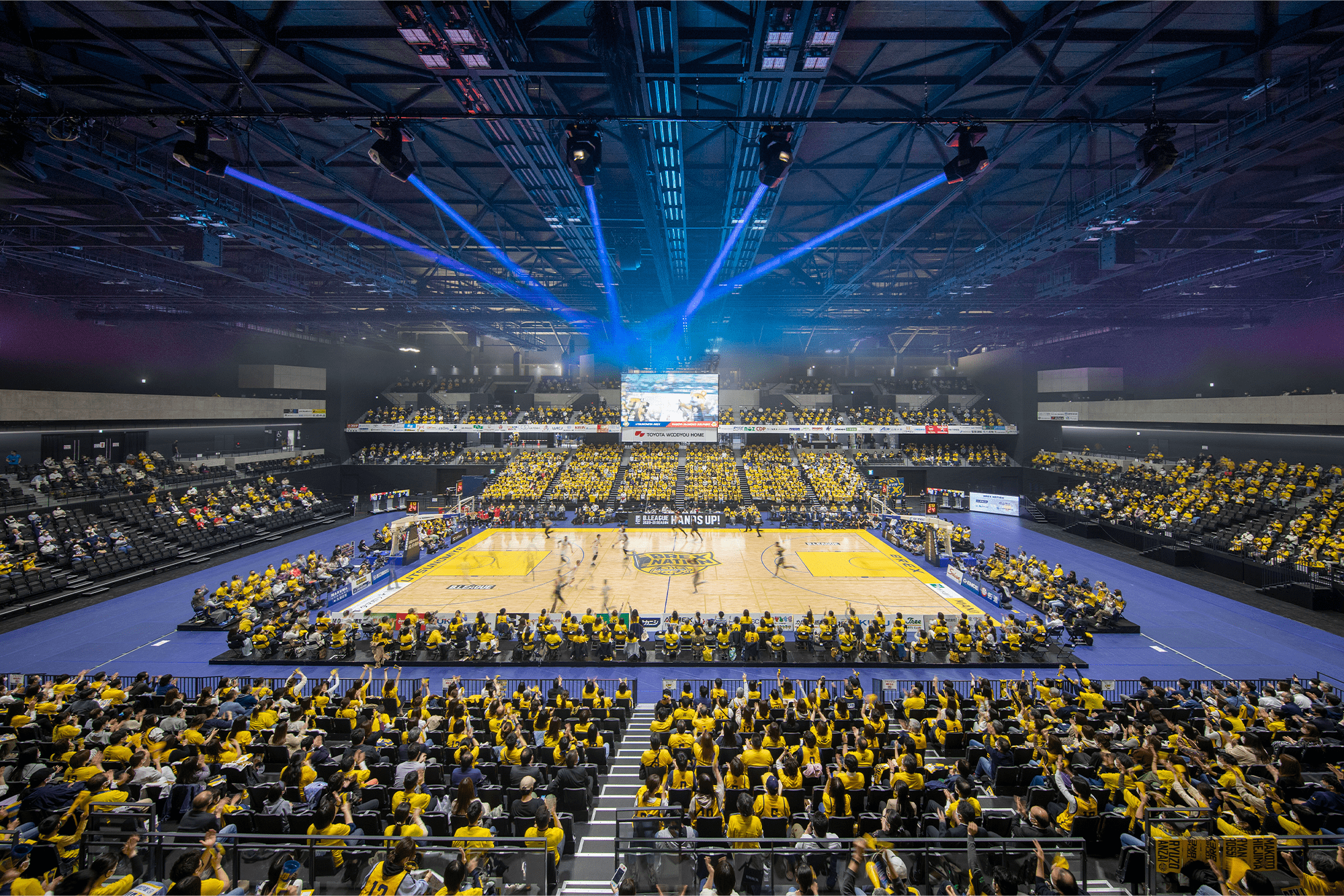 イベント演出が映える黒基調のメインアリーナ内部