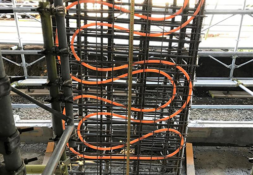 樹脂製の配管を設置している様子