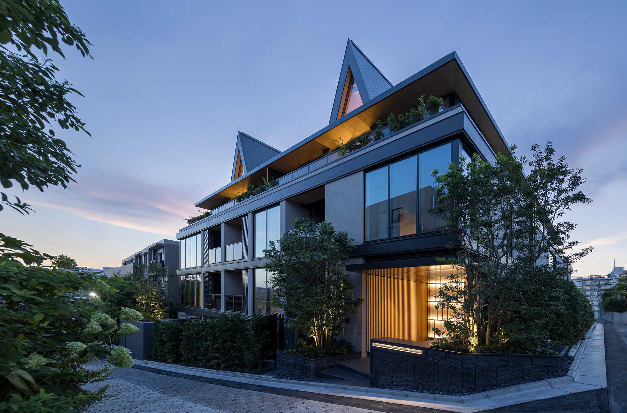 南東側外観（夕景）