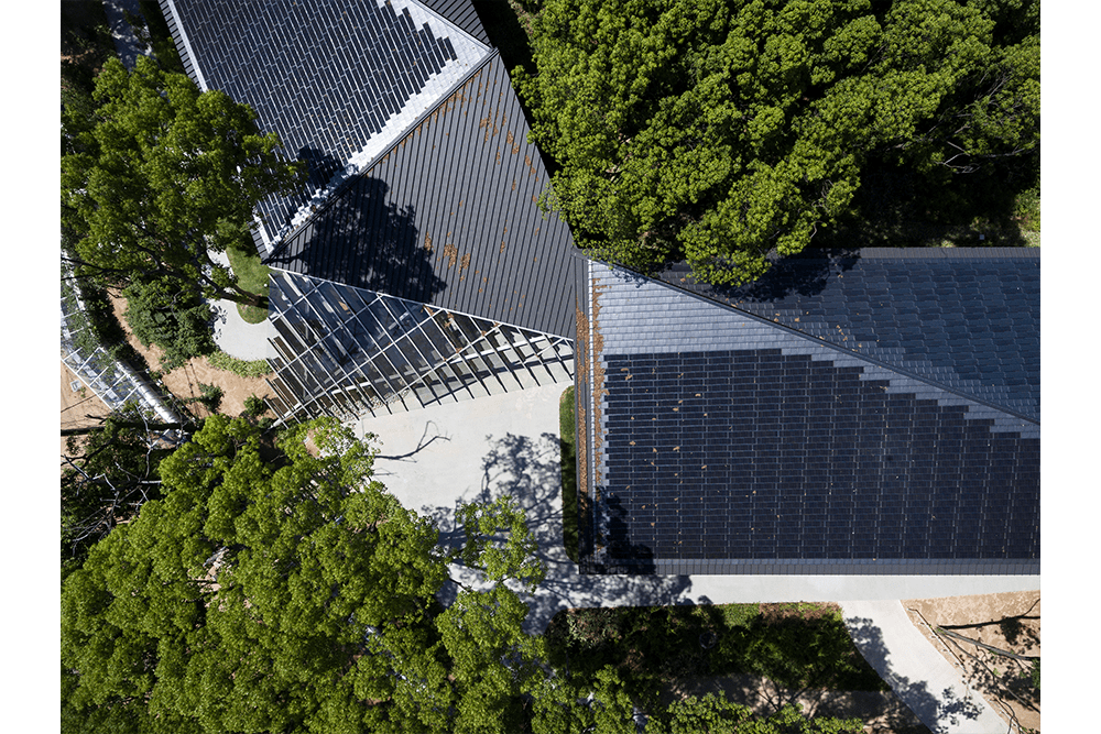 鳥瞰：面事に設置される環境技術（瓦一体型PV、シースルーPV）