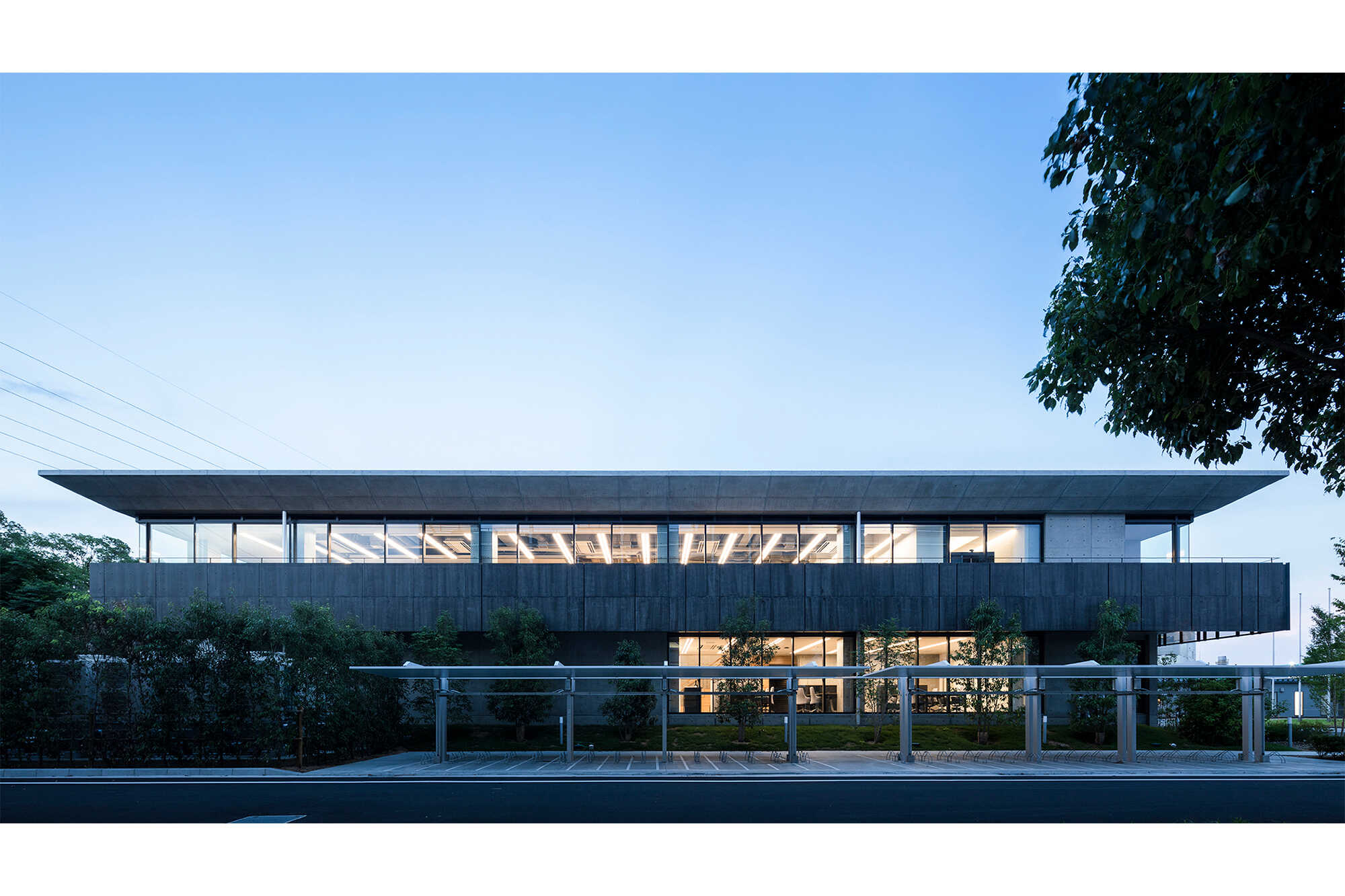 西側外観（夕景）