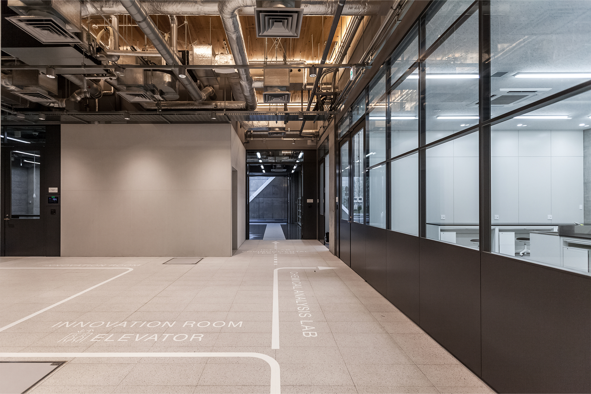 「管理研究棟」1階ラボエリア