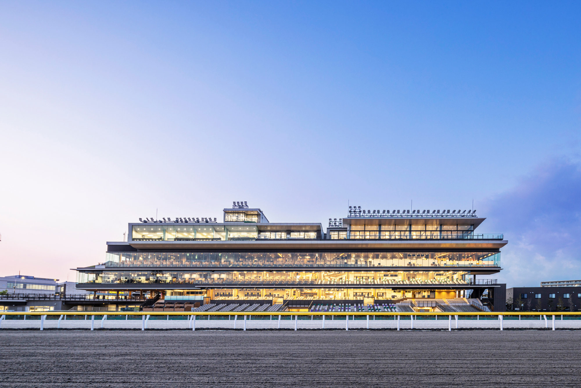 スタンド南側外観（夕景）